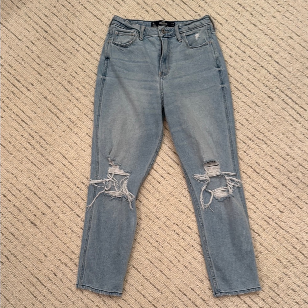 Hollister Ultra high rise Mom Jean, size 1R (25w 27L)Women's Jeans